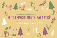 Feito especialmente pra você! Feliz Natal e Ano Novo. Banner com fundo rosa claro. Pequenas ilustrações de árvores de natal, e pacotes de presente de natal, em verde, branco, e lilás.