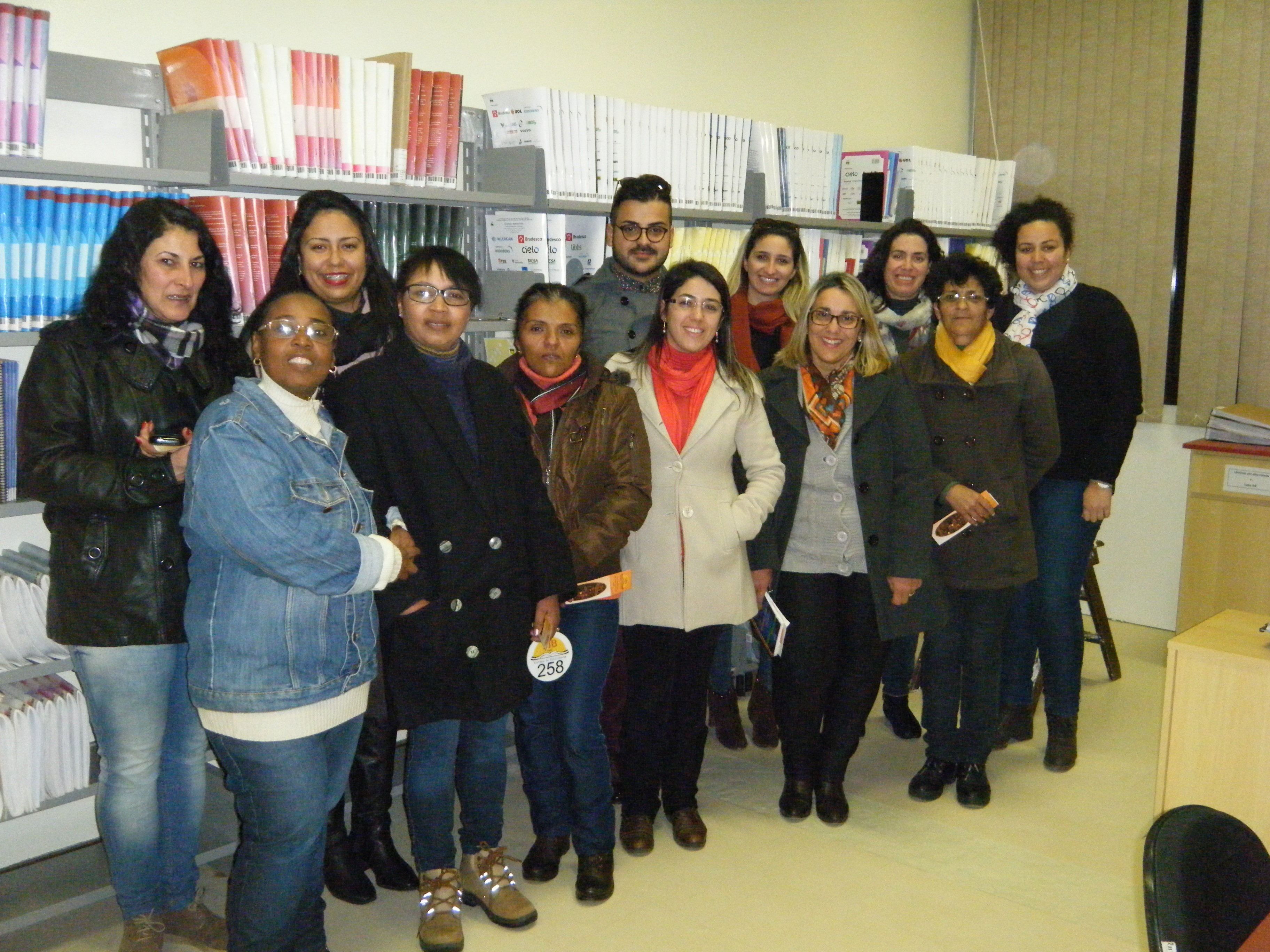 foto dos alunos e professora que visitaram a biblioteca central do campus carreiros, sendo apresentado pela bibliotecária Maria Helena.